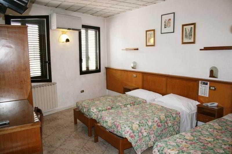 Hotel Lorena Firenze Bagian luar foto